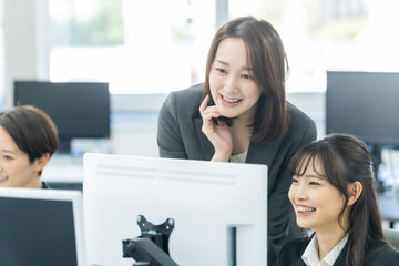 パソコンを見る日本人女性