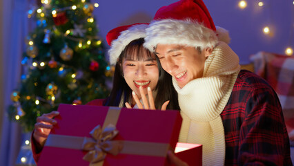 Fototapeta na wymiar Asian couple open present box