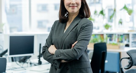 スーツを着た日本人女性