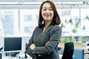 スーツを着た日本人女性