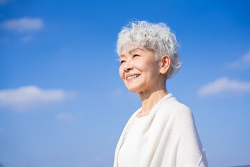 未来を見つめるシニアの女性