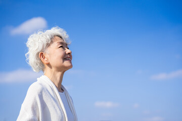 未来を見つめるシニアの女性