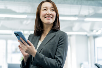 Fototapeta premium 携帯を触る日本人女性