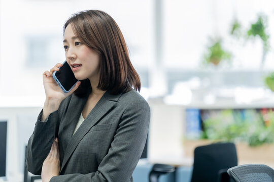 携帯で通話をする日本人女性