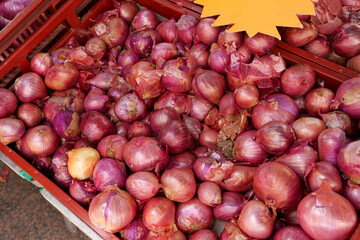 many red onions on the marketplace