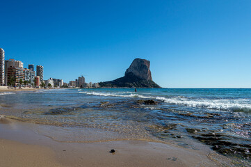 Precioso día soleado en la playa de Calpe, en la costa de Alicante  con un día despejado y el mar...