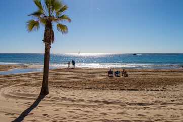 Precioso día soleado en la playa de Calpe, en la costa de Alicante  con un día despejado y el mar Mediterráneo 