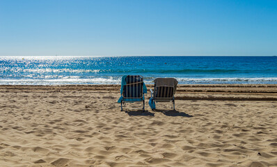 Precioso d&iacute;a soleado en la playa de Calpe, en la costa de Alicante  con un d&iacute;a despejado y el mar Mediterr&aacute;neo 