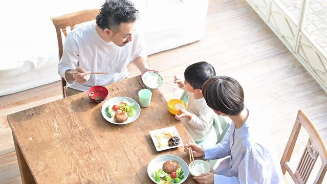 ご飯が大好きな子どものいる食卓 顔無し 俯瞰の動画　コピースペースあり