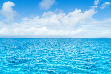 沖縄の珊瑚礁の海