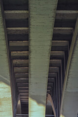 Parte inferior de un puente.