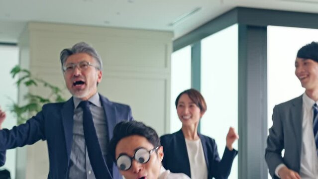 オフィスでダンスするビジネスグループ