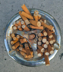 Aschenbecher voller Zigaretten