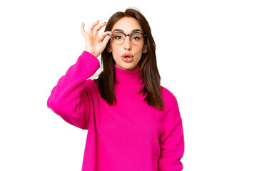Fototapeta premium Young caucasian woman over isolated chroma key background with glasses and surprised