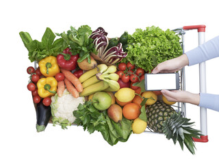 PNG file no background Woman buying fresh greens and using her smartphone