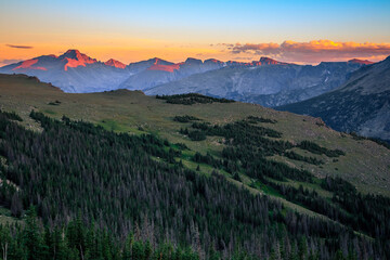 Obraz premium Twilight on Longs Peak and Rocky Mountain Range, Rocky Mountain National Park, Colorado