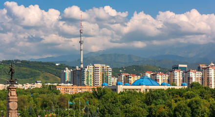 Obraz premium The largest economic and cultural center of Kazakhstan is the city of Almaty on a summer day.
