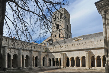 Arles, il chiostro della Cattedrale di Saint-Trophime - Provenza	