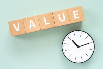 VALUEと書かれたブロックと時計