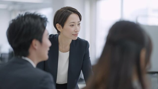 オフィスで会議をするビジネスマンたち（ビジネス・仕事・スーツ・ミーティング）