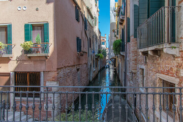 Kleiner Kanal mit einer Brücke in Venedig