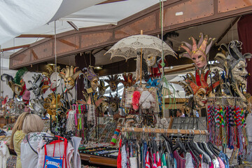 Fototapeta na wymiar Marktstand mit Souveniers in Verona
