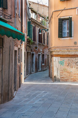 Enge Gasse in der Altstadt von Venedig