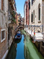 Kleiner Kanal mit einer Brücke in Venedig