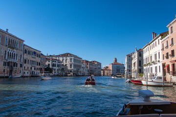 Mit dem Boot auf dem Canale Grande in Venedig