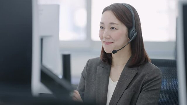 コールセンターでオペレーターとして働く女性