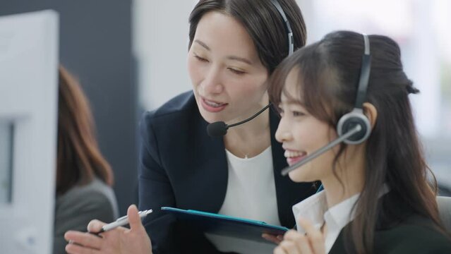 コールセンターでオペレーターとして働く女性
