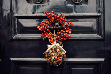 red chrismas wreath wooden door