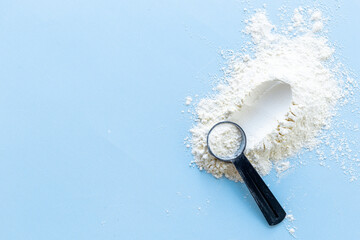 Whey protein powder on scoop. Fitness and gym diet nutrition - obrazy, fototapety, plakaty