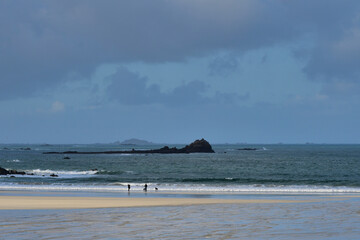 Groupe de personnes sur une plage de Bretagne en automne