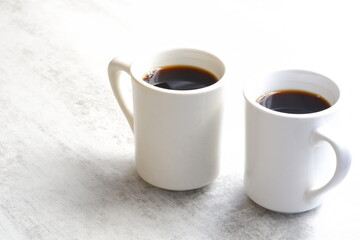 コーヒーが入った2つのマグカップ