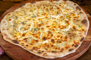 pizza aux fromage en gros plan sur une table