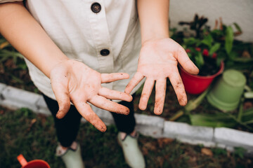 Obraz na płótnie Canvas Dirty hand after work in garden close up