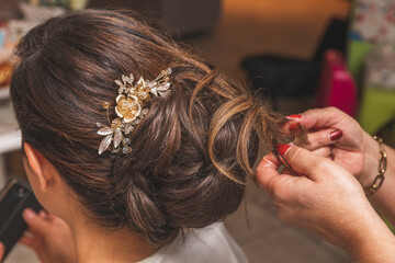 Une coiffeuse de mariage