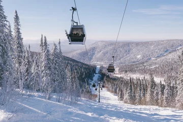 Photo sur Aluminium Gondoles gondola ski lift in mountain ski resort, winter day, snowy spruce forest