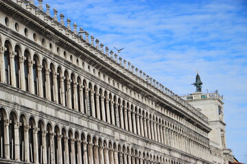 Très grand angle sur les colonnes  de la Place St- marc Venise