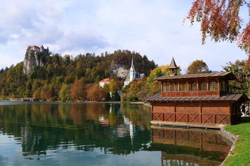 Blick auf den Bleder See mit Pfarrkirche und Burg Bled