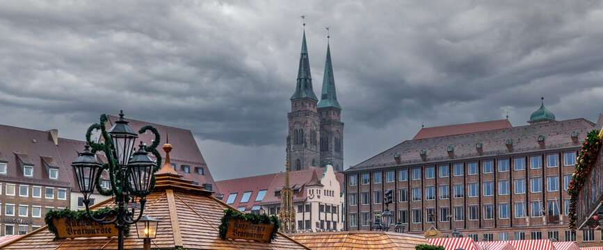Blick über die Dächer des Christkindlmarktes in Nürnberg, am Nachmittag bei regen, zu den Türmen der Sebalduskirche