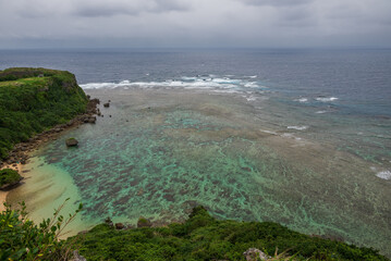 緑から青のグラデーションが続く美しい海岸