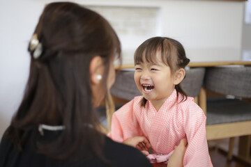 着物を着る女の子　七五三イメージ