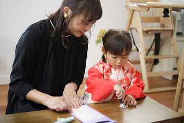 千歳飴の袋を手作りする親子　七五三イメージ