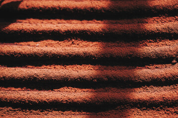 Arrière plan texture matière gâteau au chocolat, lignes de poudre de chocolat amer - Vue de...