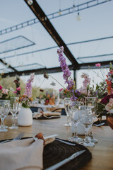table setting with flowers wedding decoration