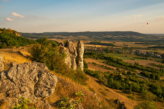 Dolomitfelsen am Tafelberg Ehrenb&uuml;rg oder das &bdquo;Walberla&ldquo;,Naturpark Fr&auml;nkische Schweiz, Landkreis Forchheim, Oberfranken, Franken, Bayern, Deutschland.
