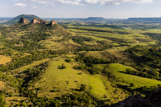 Vista panorâmica do Morro Três Pedras da Pedra do Índio na região dos municípios de Botucatu, Bofete e Pardinho. Interior do estado de São Paulo.
