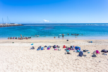 Fototapeta na wymiar Écoliers en cours de natation, plage de Saint-Pierre, île de la Réunion 